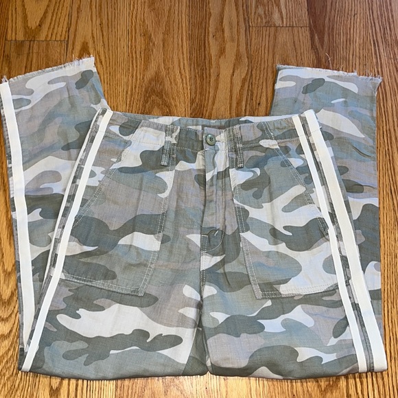 MOTHER The Shaker Chop Crop Fray Pant in Desert Print - Picture 6 of 12